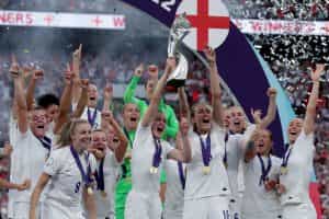 England’s Women's EURO 2022 team celebrate their victory.