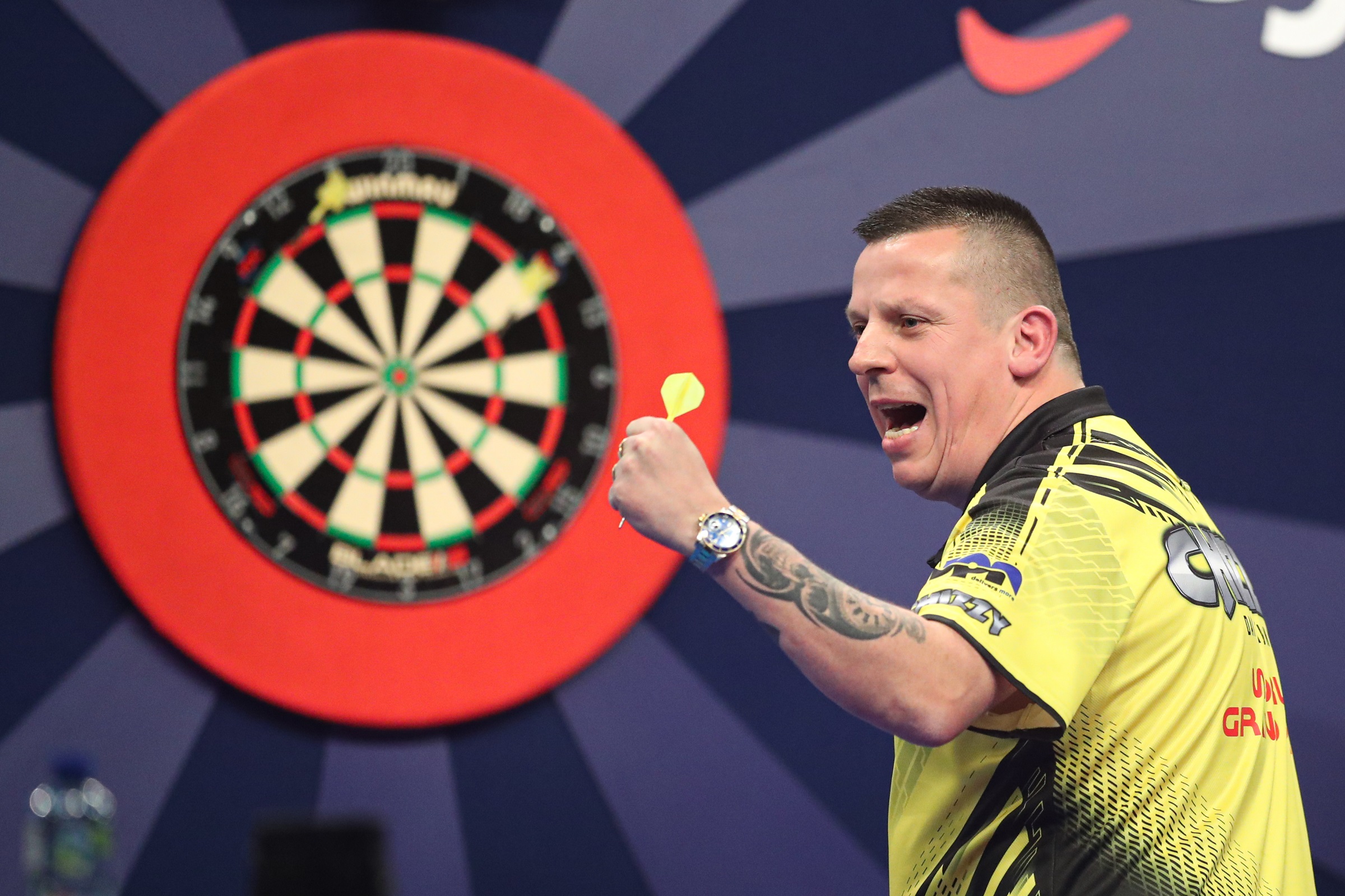 Dave Chisnall merayakan checkout pemenang pertandingan. 