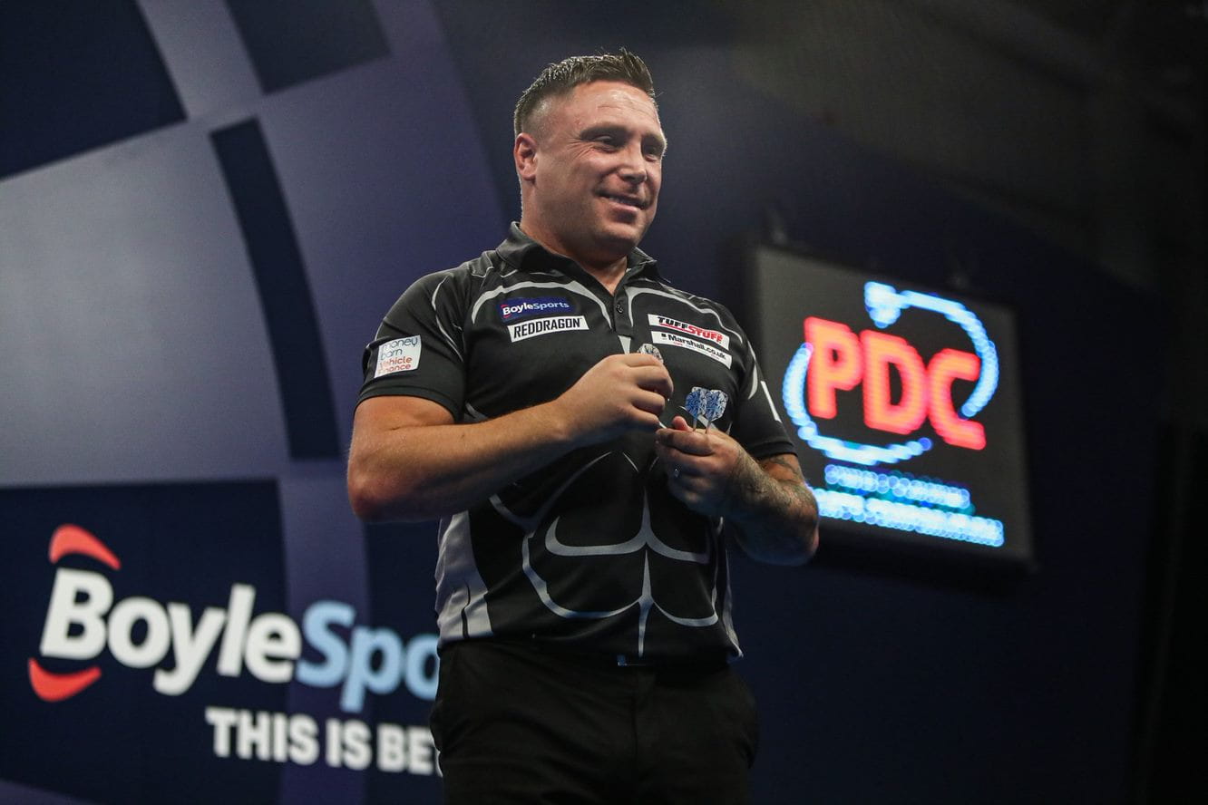Senyum lebar dari Gerwyn Price di World Grand Prix 2022.