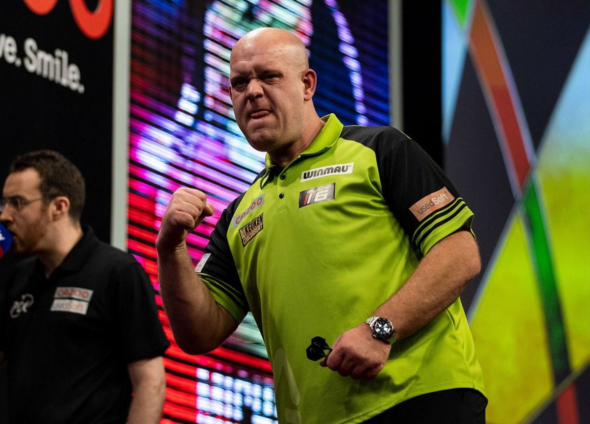 Michael van Gerwen membuat pukulan tinju setelah kemenangan pertandingan lainnya.