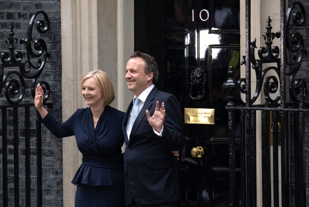 Perdana Menteri Liz Truss dan suaminya Hugh O'Leary berpose di luar nomor 10 Downing Street.