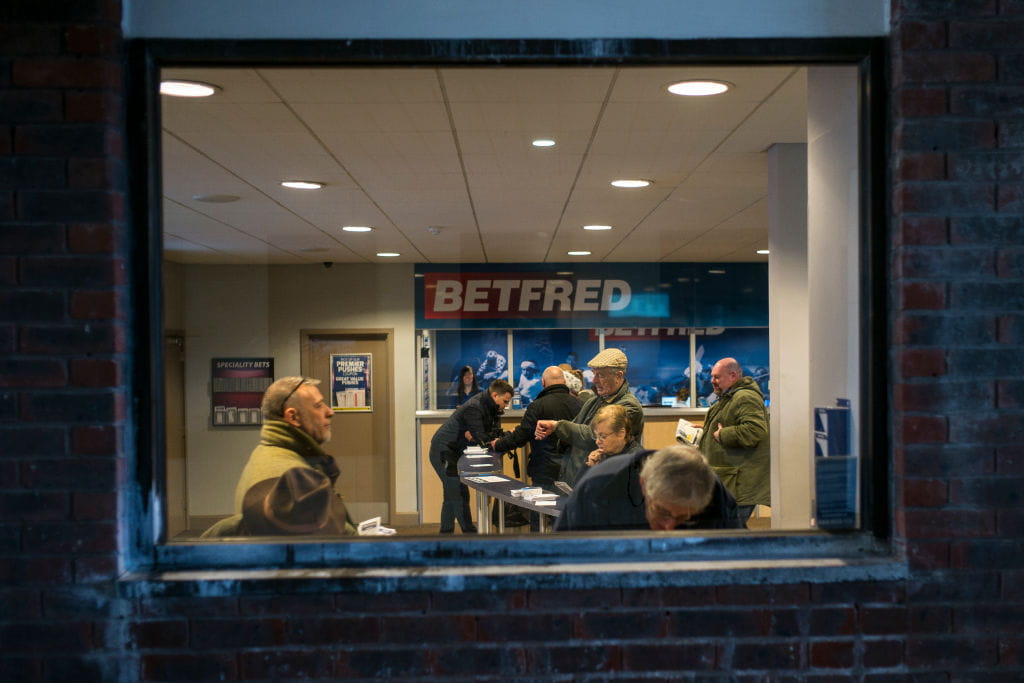 Sebuah toko taruhan yang sibuk di Cheltenham Racecourse.
