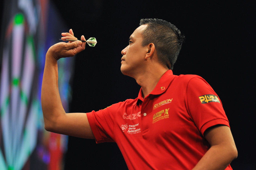 Christian Perez dari Filipina selama pertandingan grup Cazoo Grand Slam of Darts 2022.