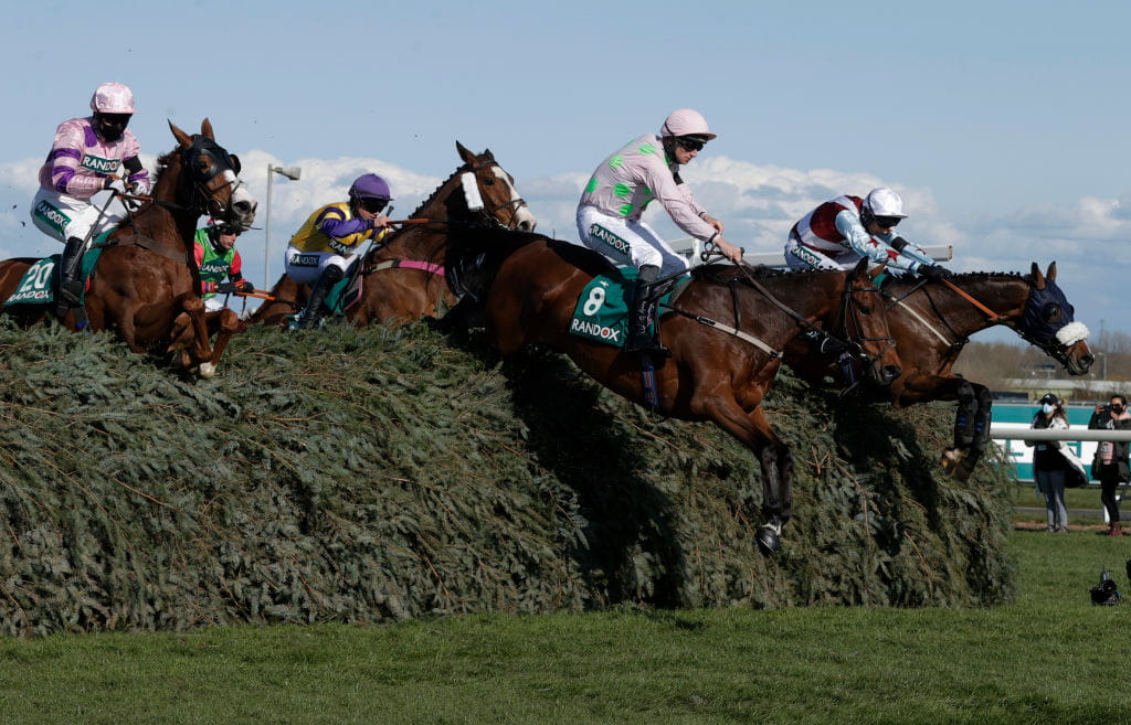 Kuda melompati Aintree selama Grand National 2021.