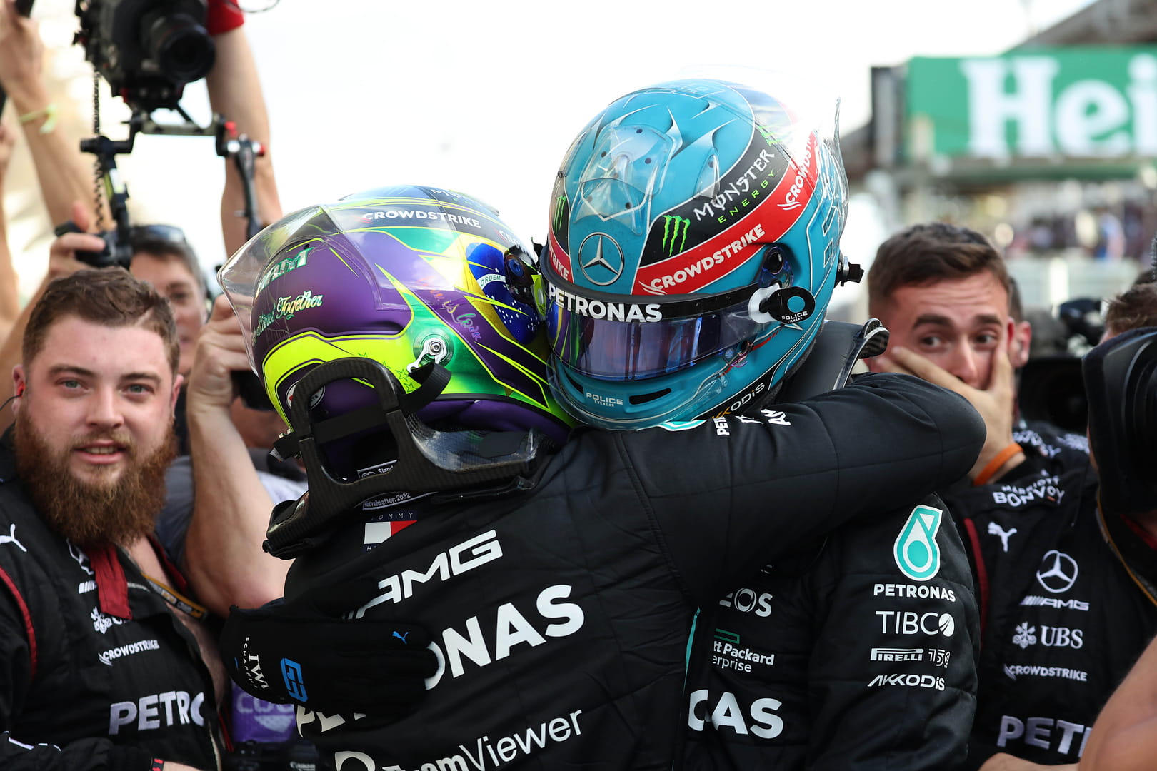 Pembalap Mercedes George Russell dan Lewis Hamilton berpelukan.