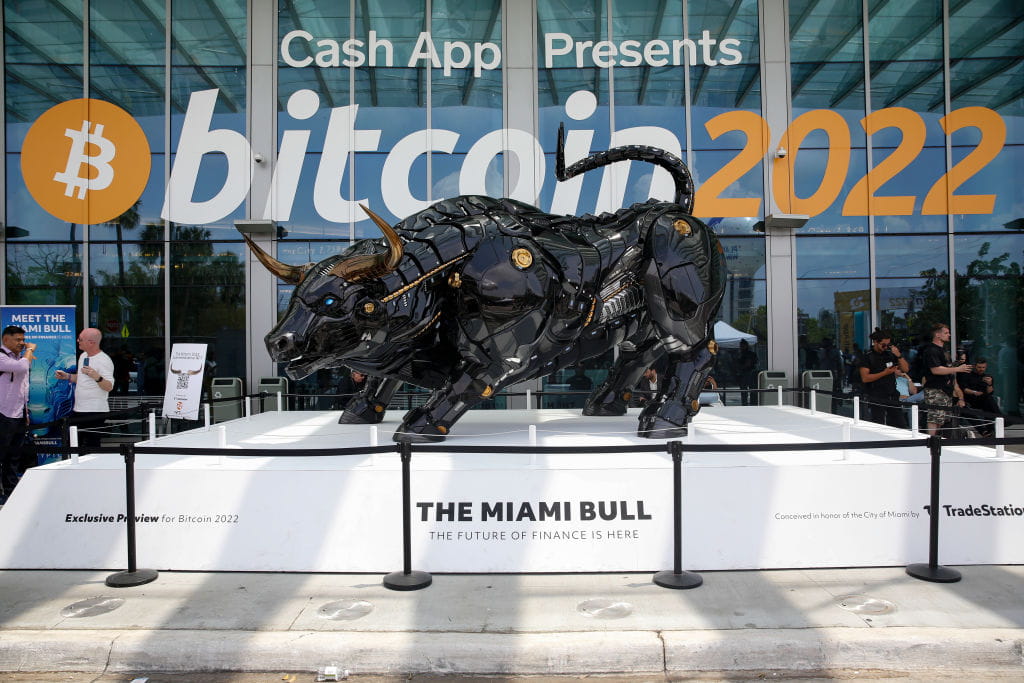 Miami Bull terlihat selama Konferensi Bitcoin 2022 di Miami Beach Convention Center.