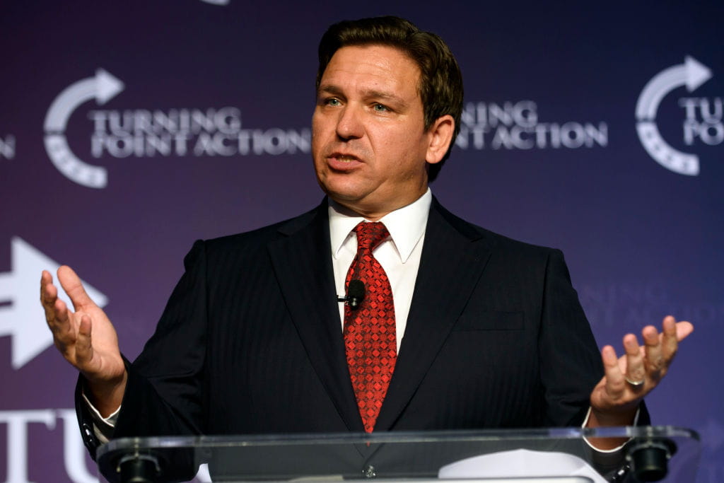 Gubernur Florida Ron DeSantis berpidato. 
