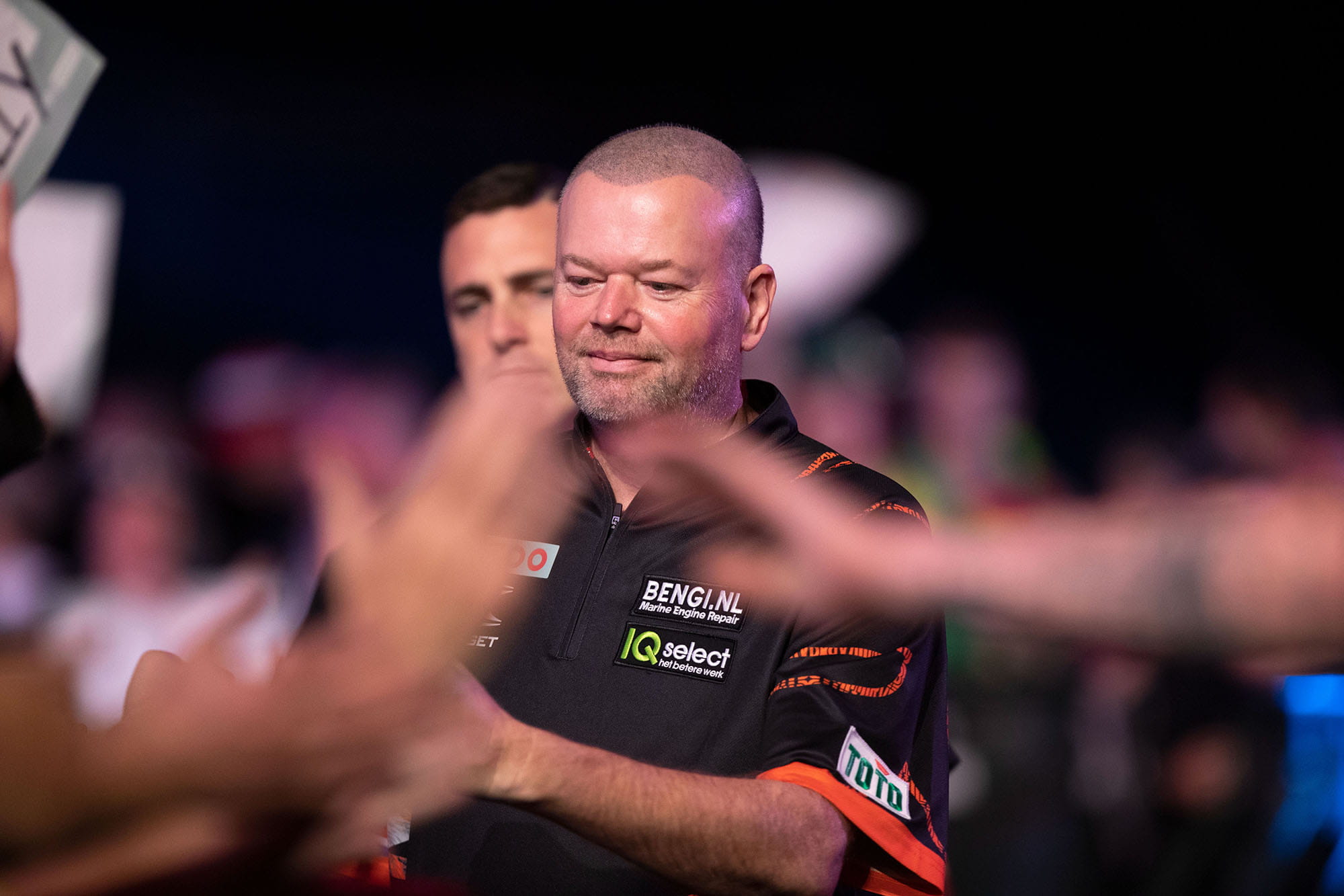 Raymond van Barneveld selama 'berjalan' di Grand Slam of Darts 2022.