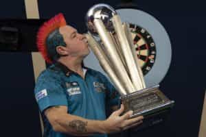 Peter Wright kisses his 2022 World Darts Championship trophy.