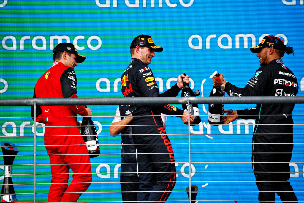 Lewis Hamilton, Max Verstappen dan Charles Leclerc merayakan di podium setelah Grand Prix Amerika 2022.