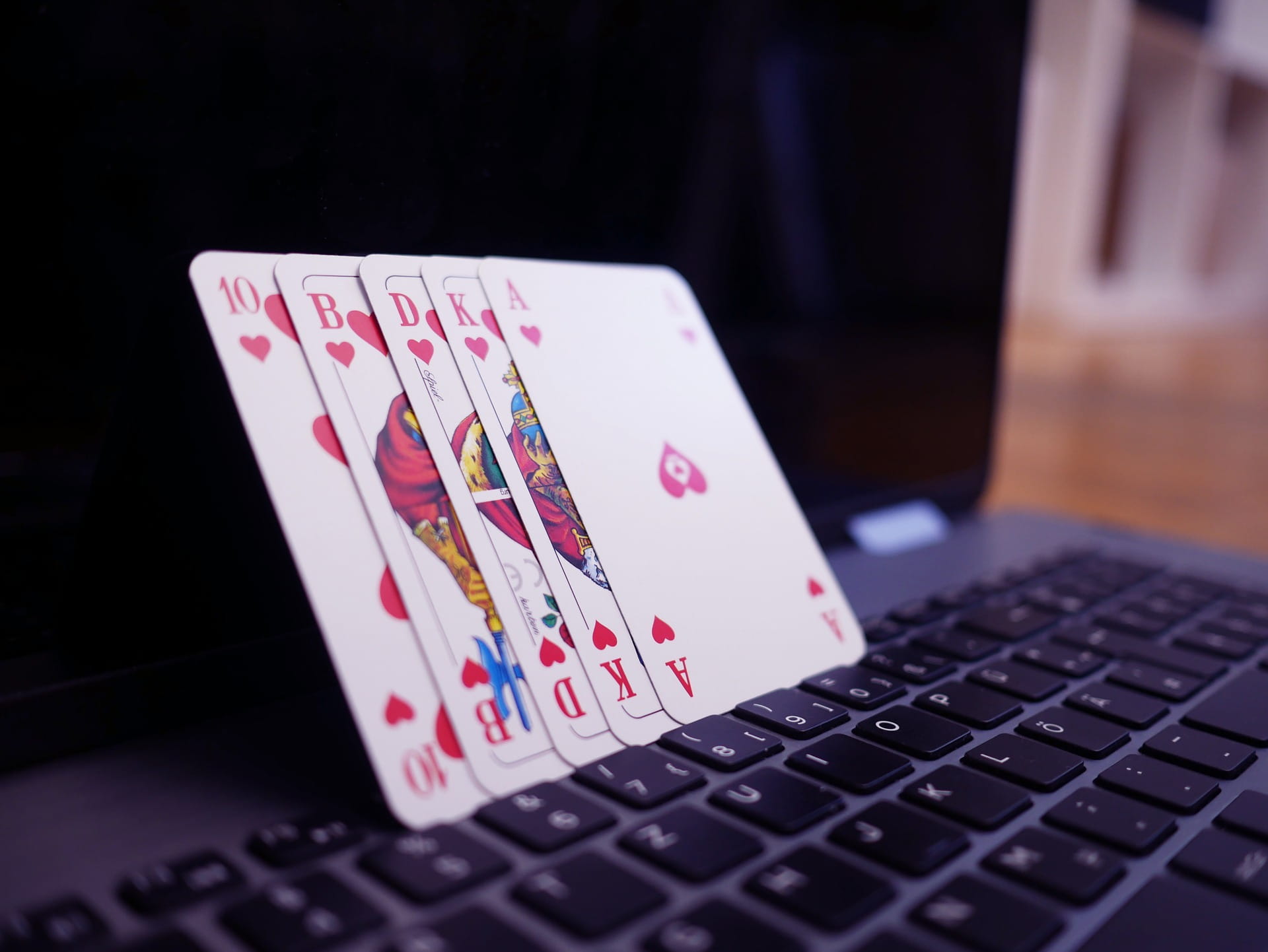 Kartu poker di sebelah laptop