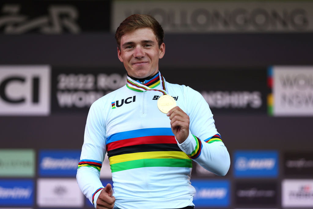 Remco Evenepoel dari Belgia merayakan kemenangan emas di Kejuaraan Dunia Jalan UCI ke-95 pada tahun 2022.