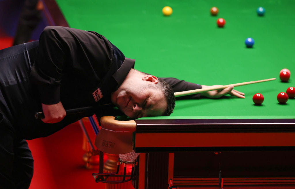 Stephen Maguire bereaksi terhadap tembakan yang gagal di Kejuaraan Dunia Snooker 2022.