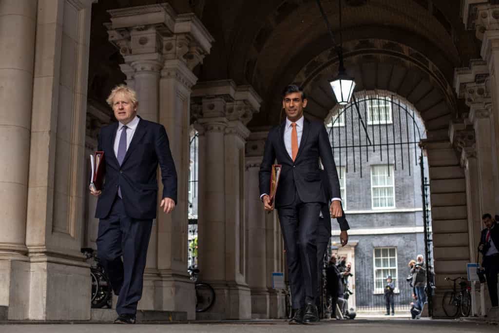 Boris Johnson dan Rishi Sunak berjalan ke rapat kabinet di Kantor Luar Negeri dan Persemakmuran Inggris.