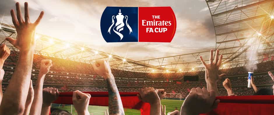 Gambar kerumunan sepak bola dengan logo Piala FA