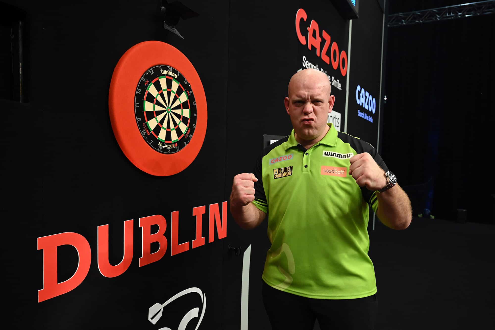 Pemain dart, Michael van Gerwen merayakan kemenangannya di Liga Premier di Dublin.