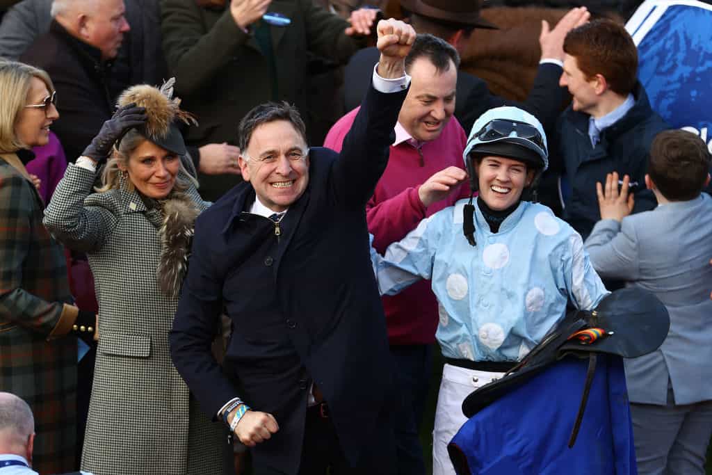 Pelatih Henry De Bromhead merayakan bersama Jockey Rachael Blackmore setelah Honeysuckle menang di Festival Cheltenham 2023. 