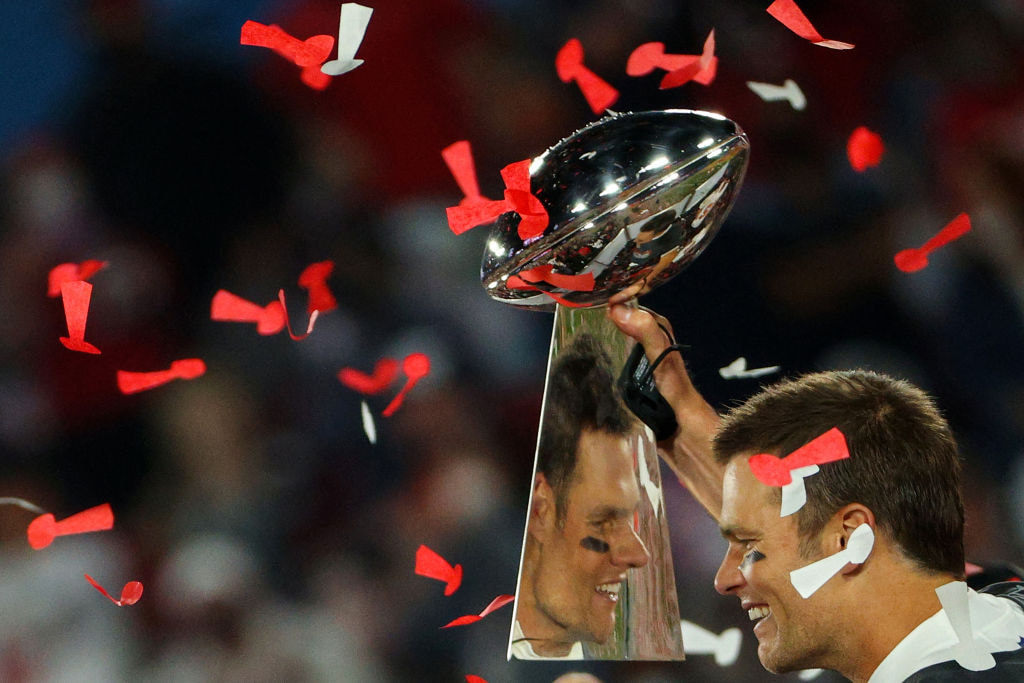 Tom Brady lifts the Super Bowl trophy aloft.